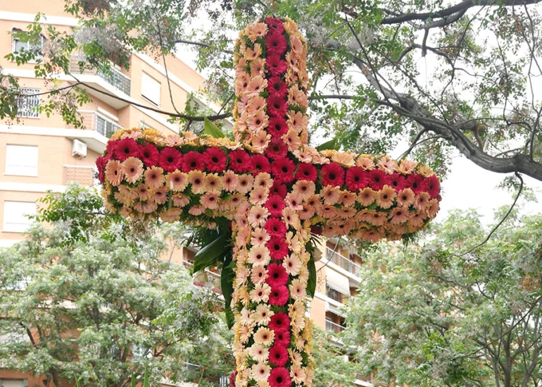  Las calles de Valencia se llenan de flores para celebrar las Cruces de Mayo
